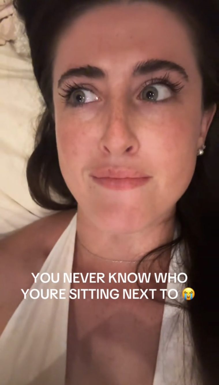 Caroline Dunlap ha iniziato a parlare con uno sconosciuto in aereo e dopo qualche ora ha scoperto di conoscerlo - indirettamente.