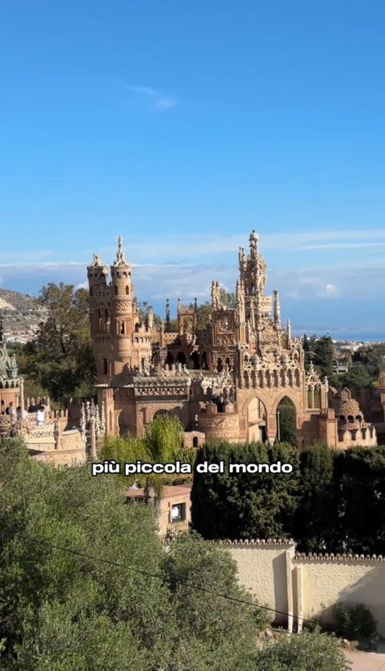 Il Castillo de Colomares, in Andalusia, ospita la chiesa più piccola al mondo: meno di 2 metri quadri.