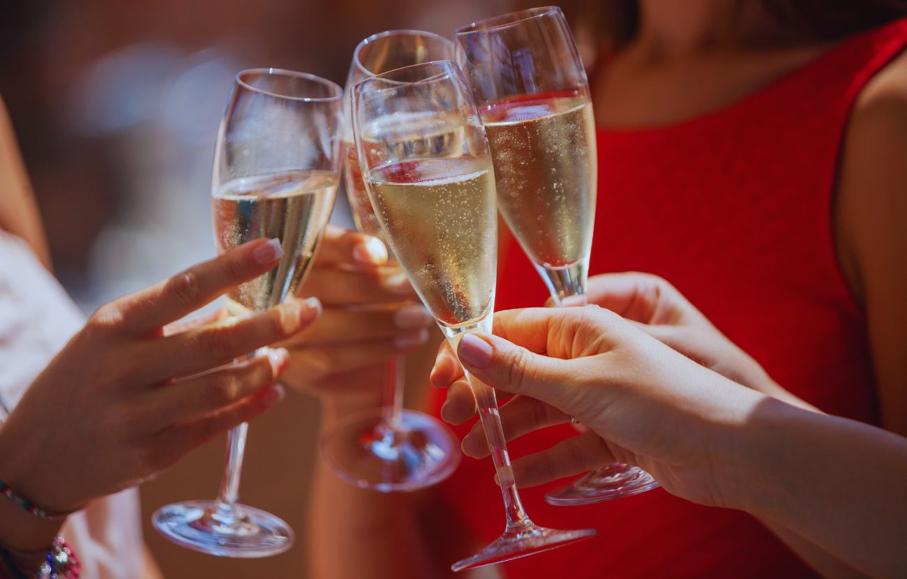 Il tintinnio dei brindisi causato dal vetro (cristallo) è di fondamentale importanza.