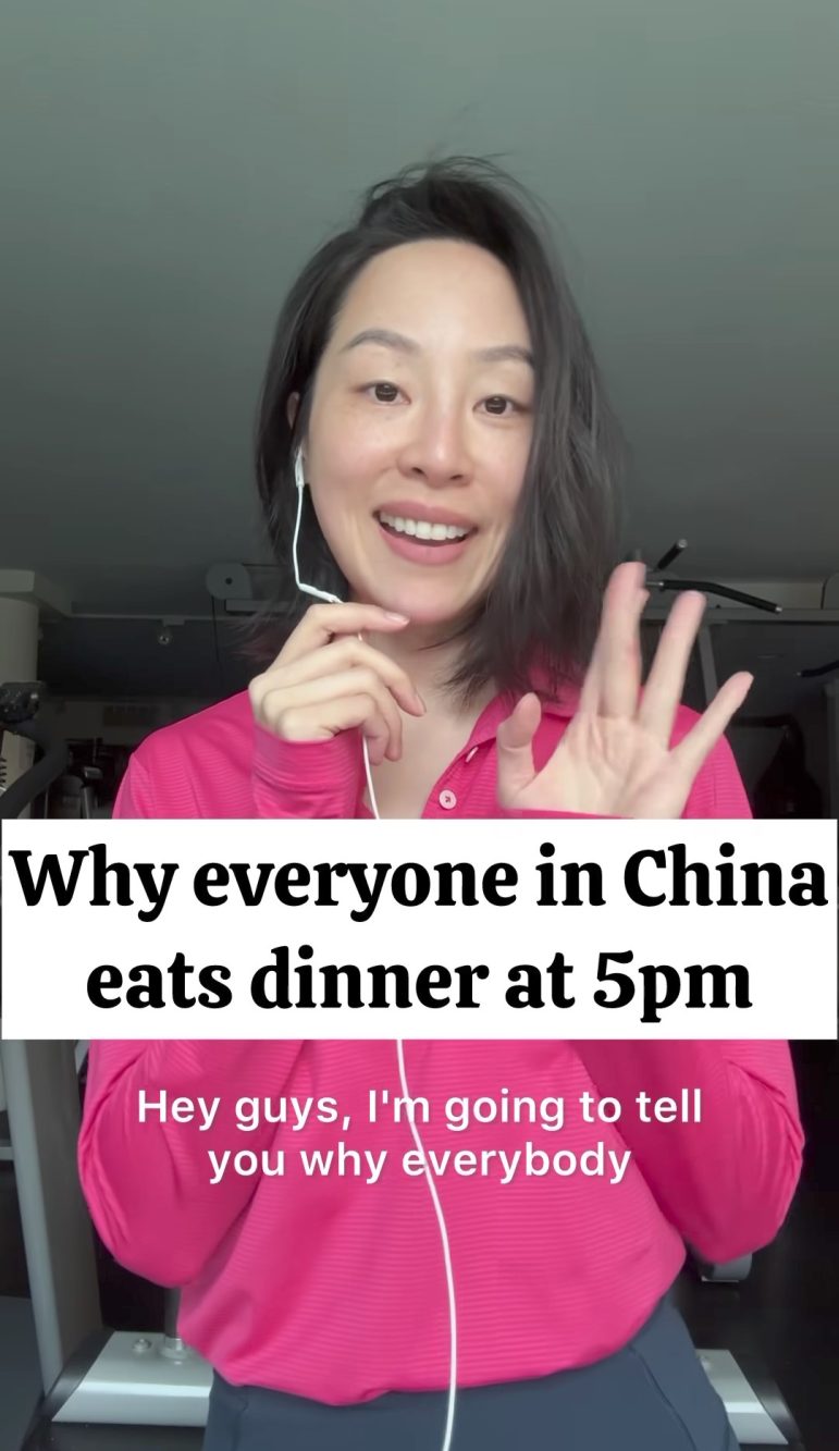 Sara Jane Ho, donna cinese che parla correttamente inglese, ha spiegato perché in Cina da oltre 2000 anni si cena alle 5 del pomeriggio.