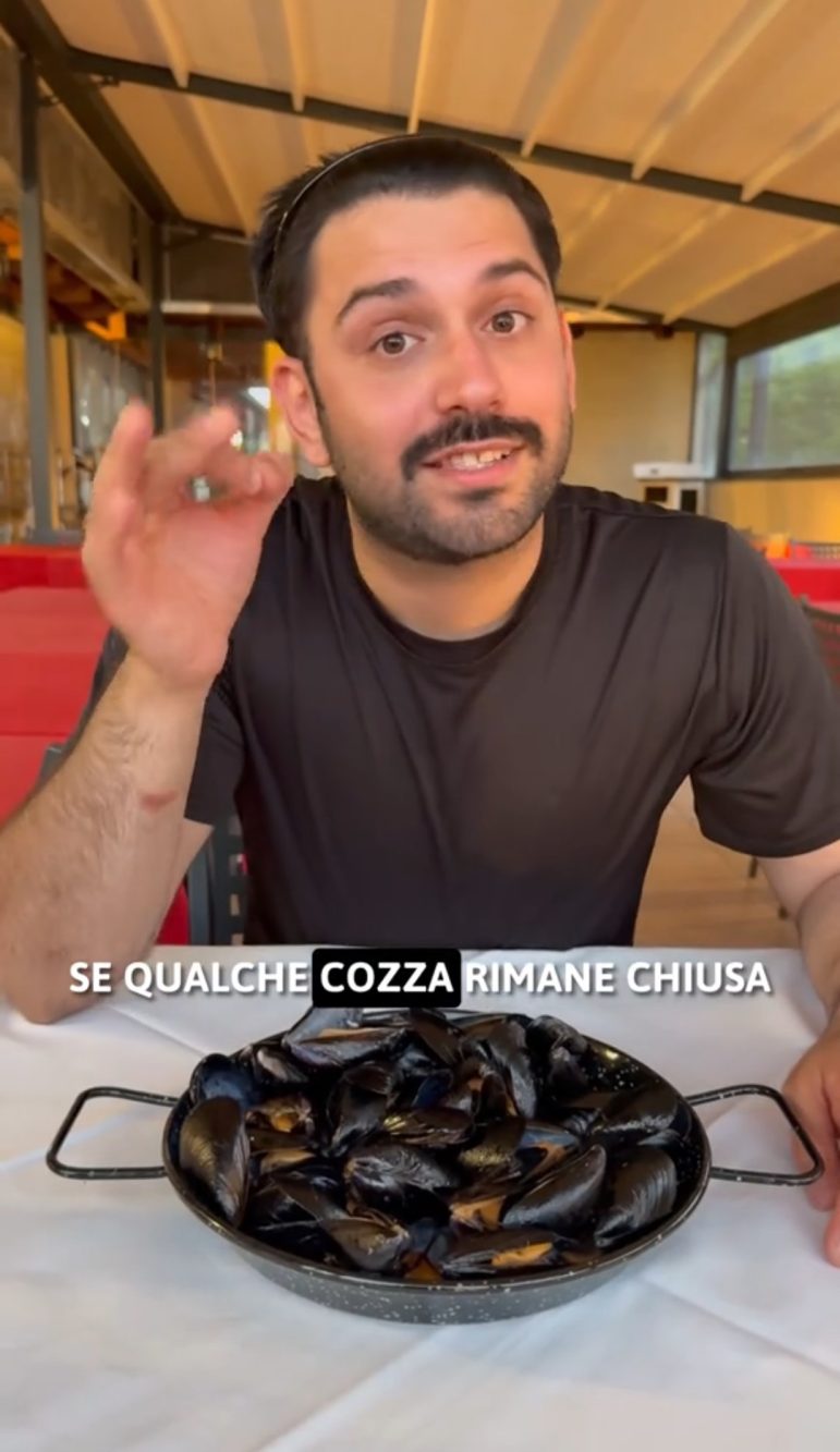 Se una cozza (ma anche una vongola) non si apre, secondo il cuoco la cosa migliore da fare è scartarla.