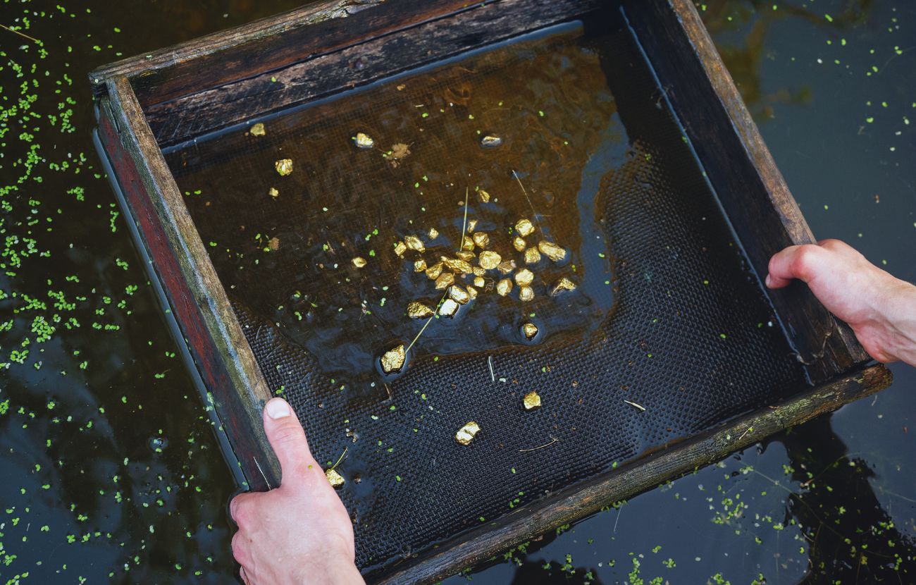L'estrazione dell'oro da piccole pepite (immagine generica).