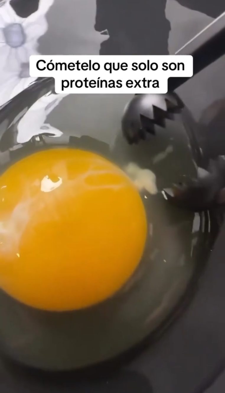 Il farmacista ha ripreso un video in cui una persona diceva che non avrebbe mangiato il filamento delle uova, dicendo che è sbagliato: si tratta di proteine extra.