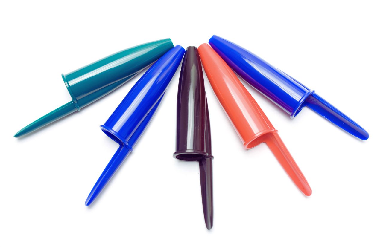 Ci sono due fori: uno sul tubo di plastica e l'altro nel tappo. Nessuno dei due è presente per motivi estetici.