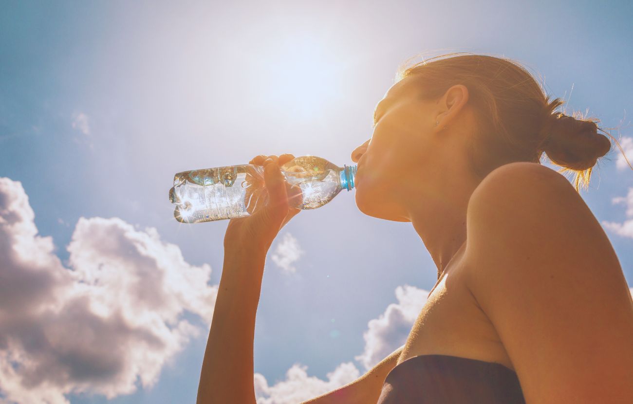 La scienza suggerisce di bere piccole quantità di acqua in svariate occasioni: molto meglio che trangugiare mezzo litro ogni 2-3 ore.