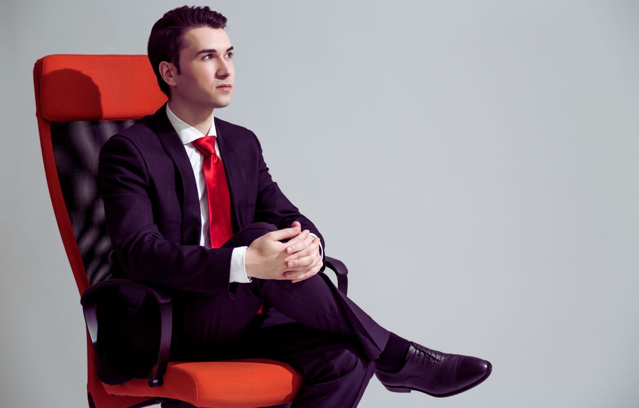 Incrociare le gambe mentre si è seduti è un gesto di comunicazione non verbale molto potente.