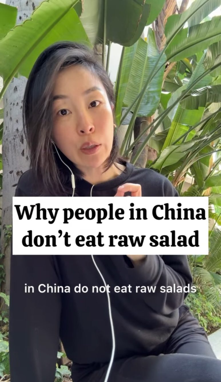 Il video della content creator si intitola "perché la gente in Cina non mangia insalata cruda".