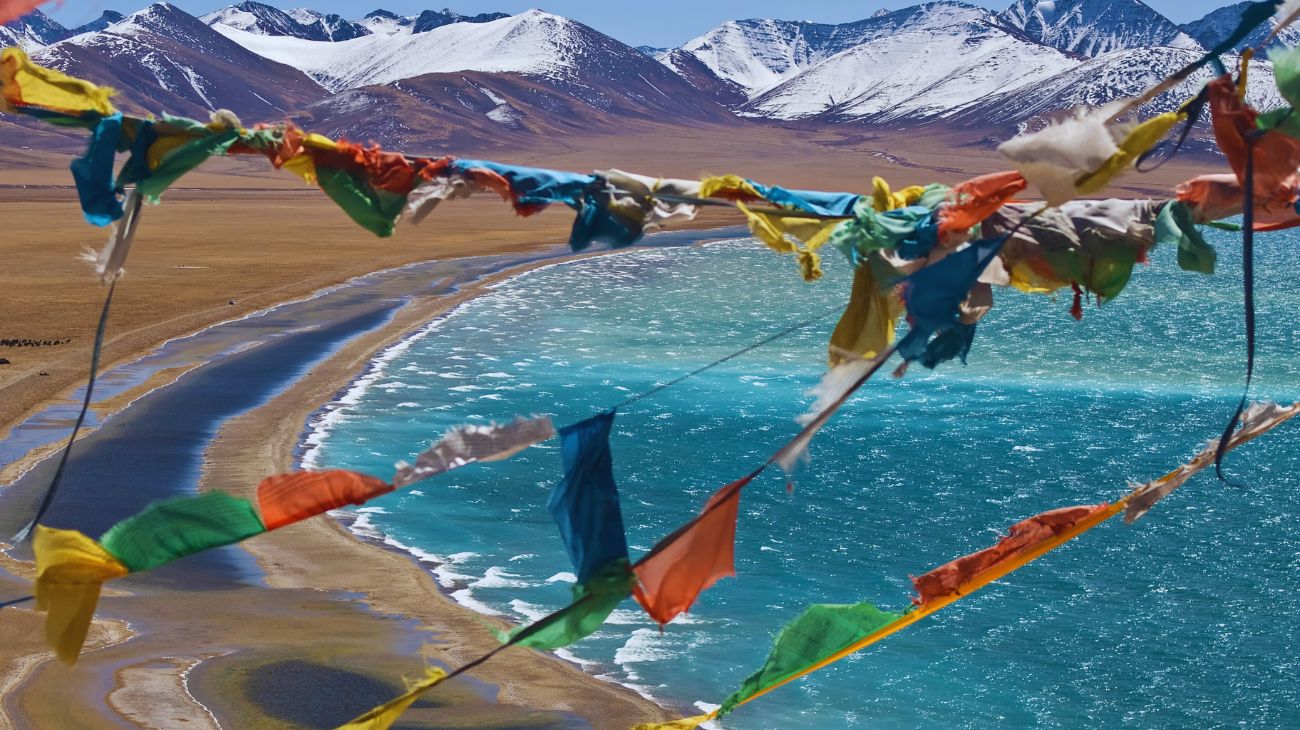 Il Lago Namtso è salato perché la sua acqua non ha 'sbocchi' e i sali minerali qui concentrati gli donano, per l'appunto, la salinità.