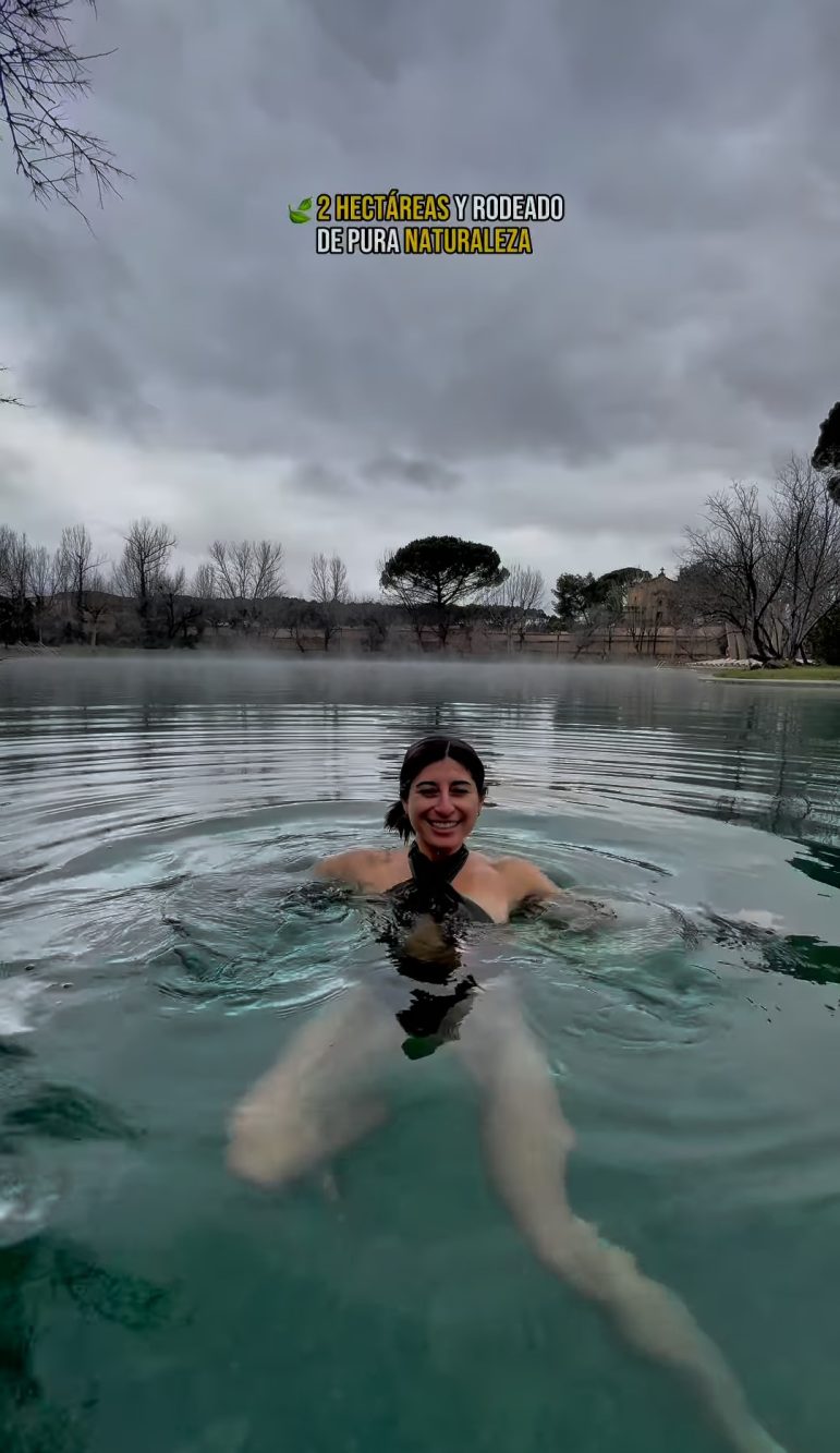 La content creator ha fatto il bagno nel lago termale più grande d'Europa, già apprezzato in epoca antica da Romani ed Arabi che hanno vissuto nell'attuale Aragona.