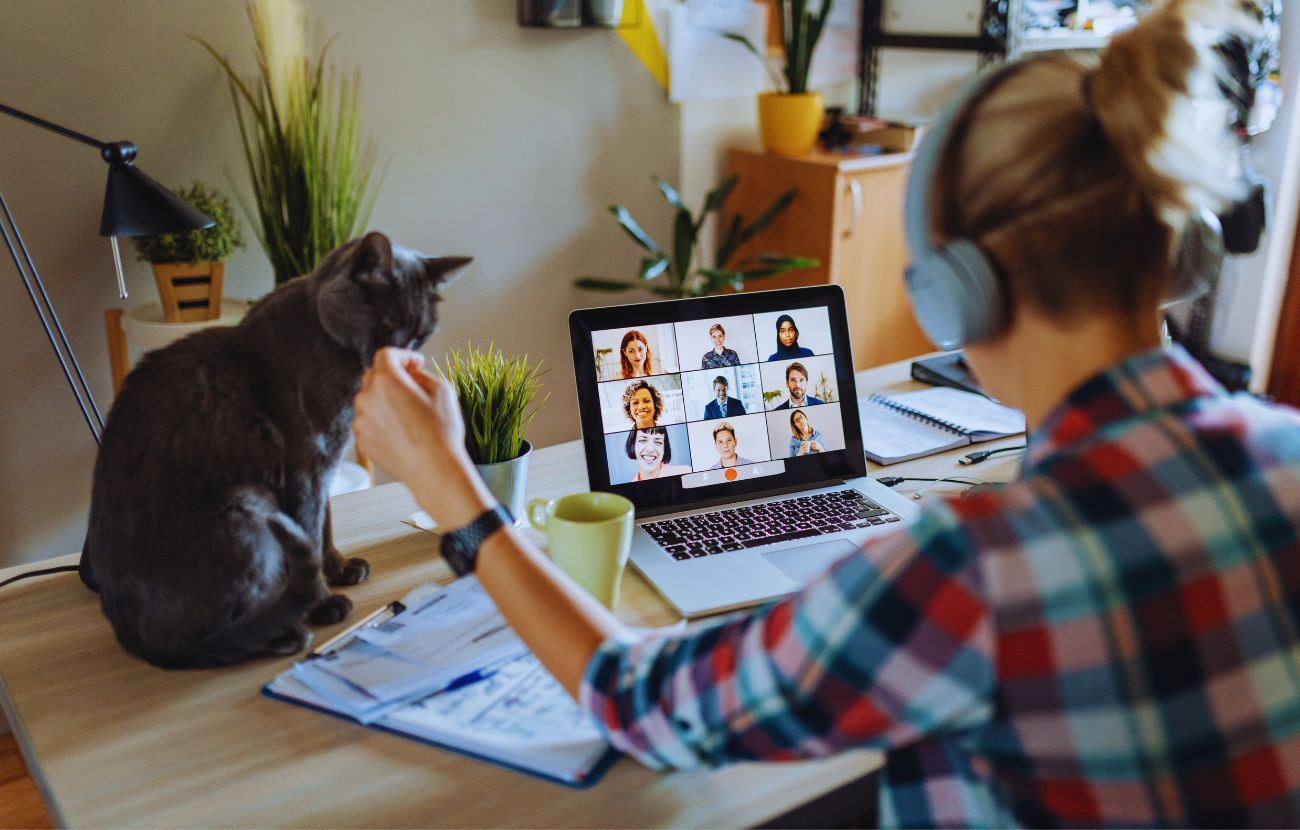 Lavorare da casa ci rende più felici, più sani e con il portafoglio meno leggero. I vantaggi superano gli svantaggi.