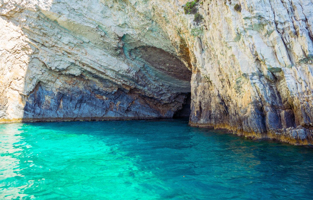 Le Keri Caves hanno un'acqua super blu