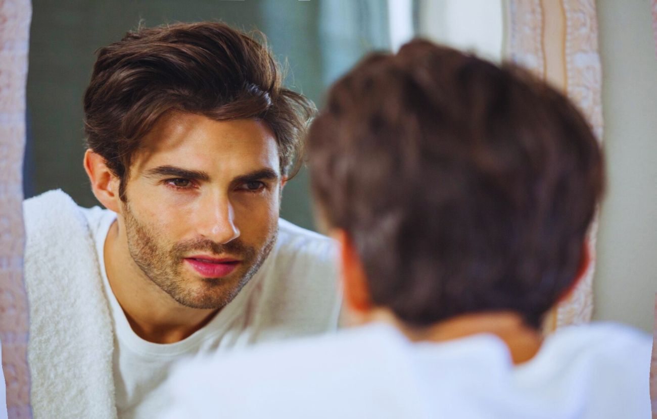 La cattiva notizia per chi non si sente particolarmente attraente è che tendiamo a sopravvalutare il nostro aspetto.