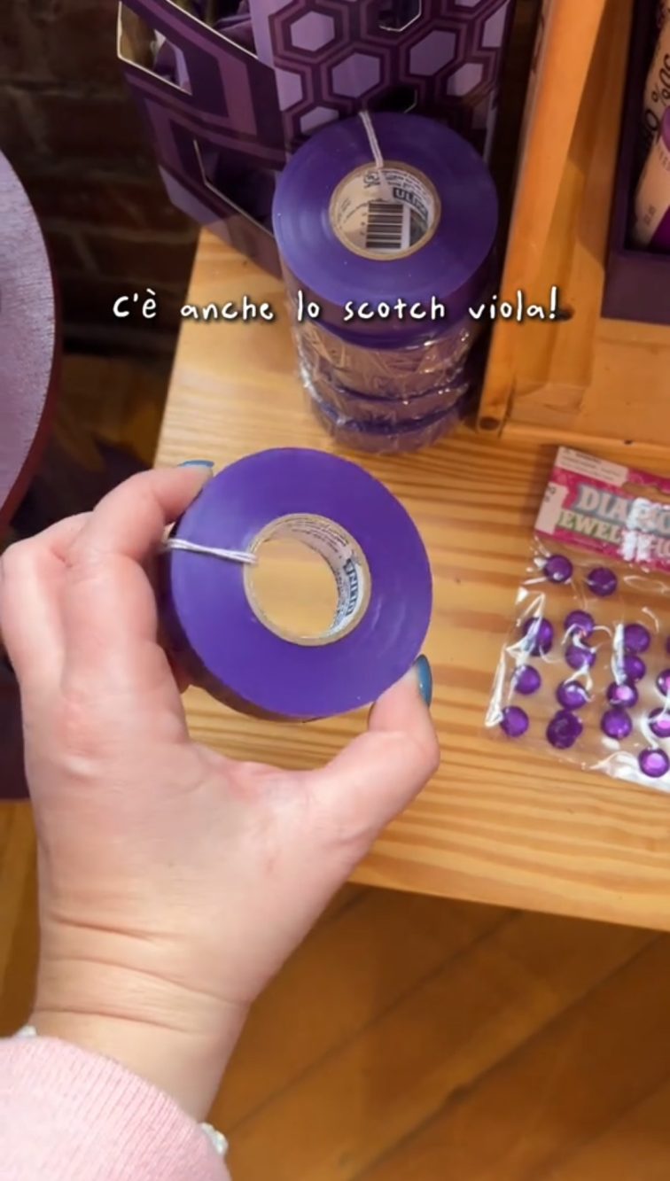 Vi serve il nastro adesivo viola nella vita? Probabilmente sì.
