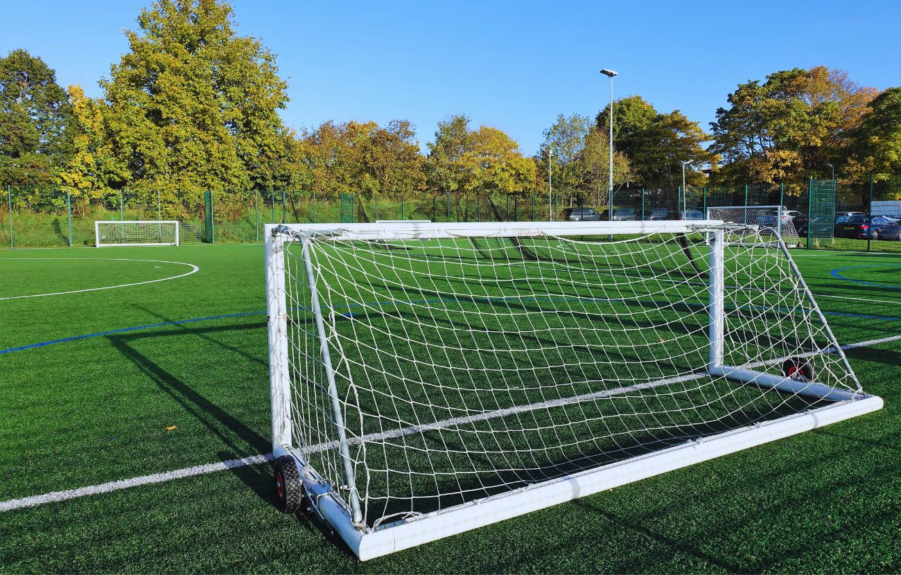 La villa si trova nei pressi di un campo di calcio a 5.