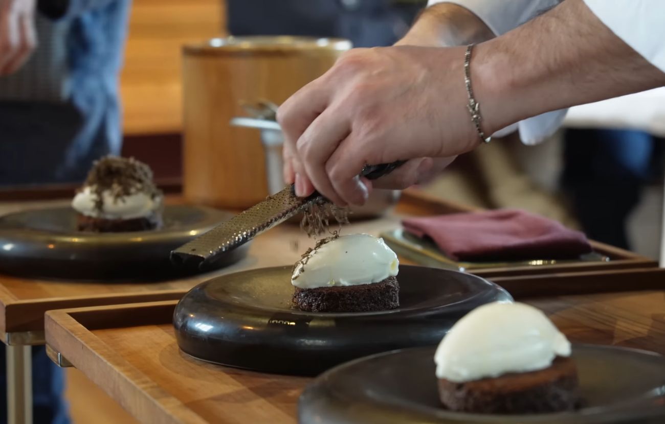 La preparazione dello speciale pane e Nutella al ristorante stellato di Giovanni Rana.