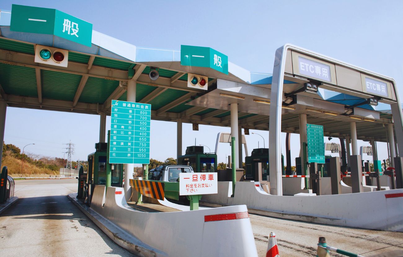 Uno scorcio di un casello autostradale giapponese.