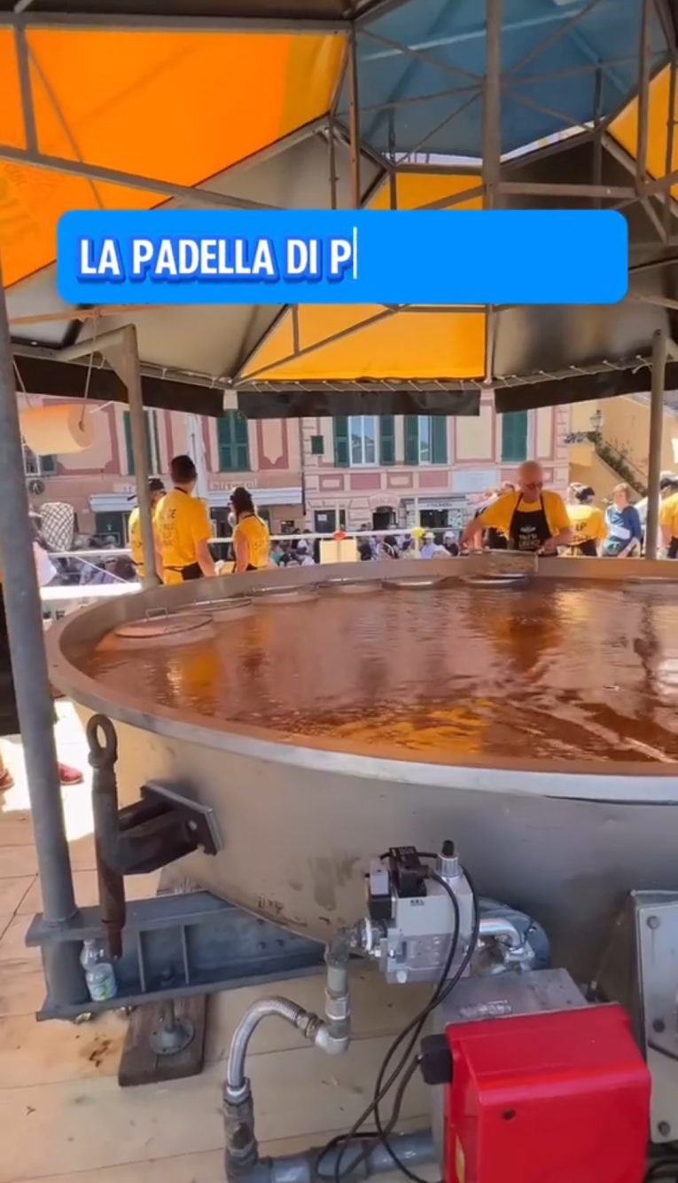 La gigantesca padella (la più grande al mondo per friggere il pesce) protagonista della sagra di Camogli.