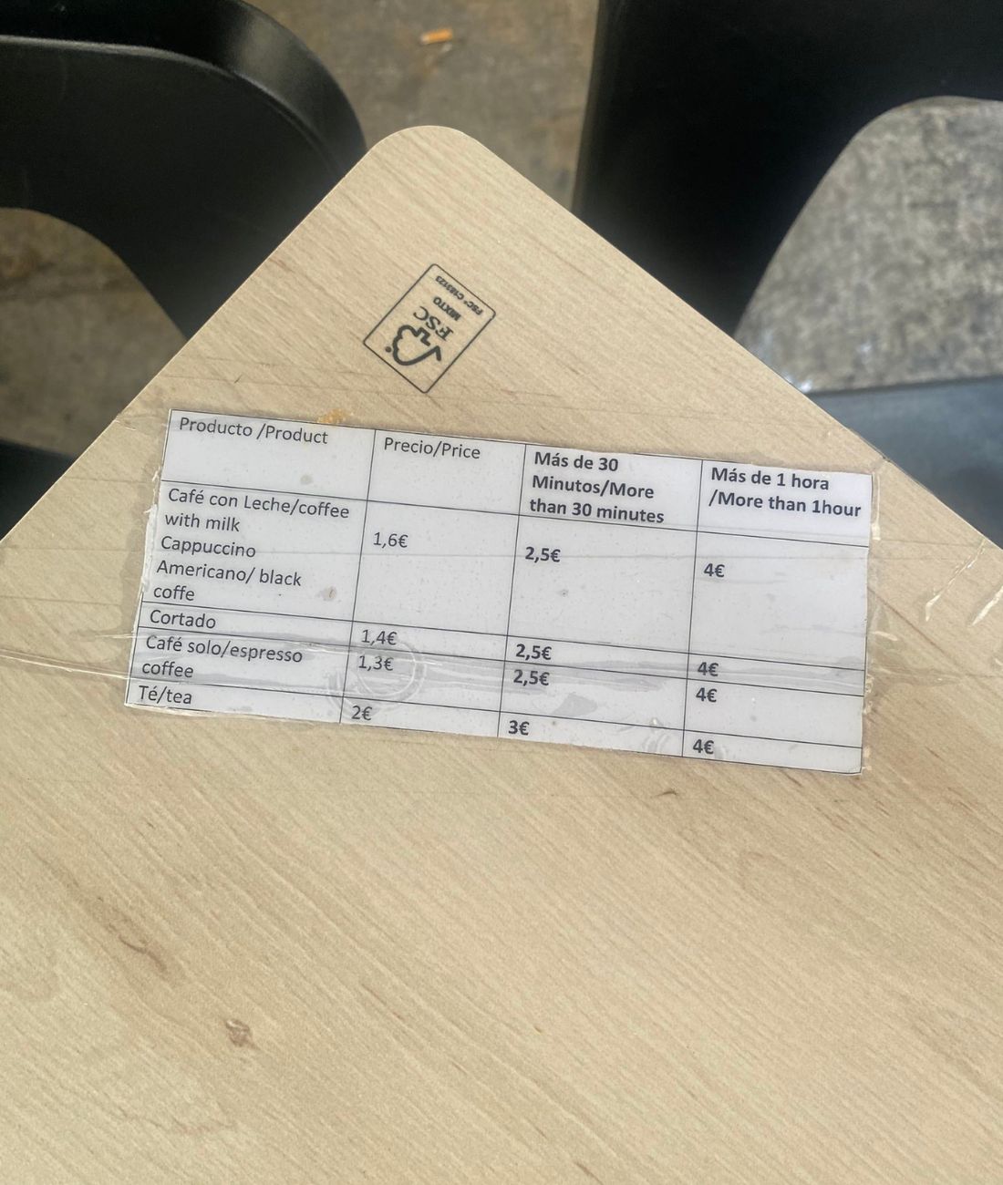 Il singolare listino prezzi del bar di Barcellona, in base al tempo trascorso al tavolo. Credits: maria_lostia - X.
