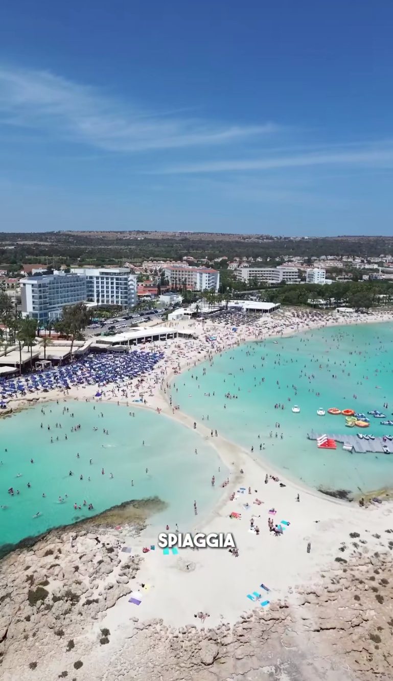 Una veduta dall'alto di Nissi Beach, spiaggia di Cipro dove ombrelloni e lettini, anche nel 2025, costano 2.50€.