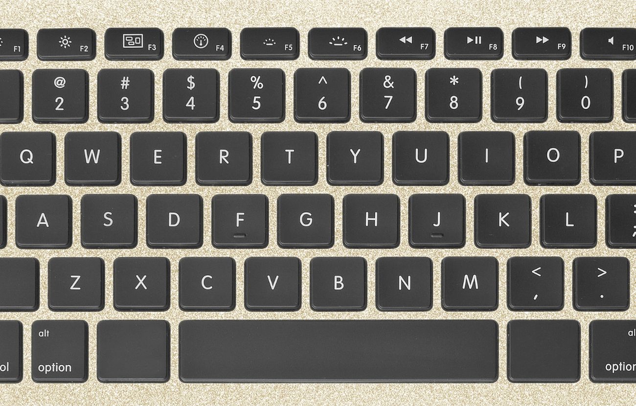 Come si può vedere, F e J sulla tastiera hanno dei piccoli rilievi. Ed è così da decenni.