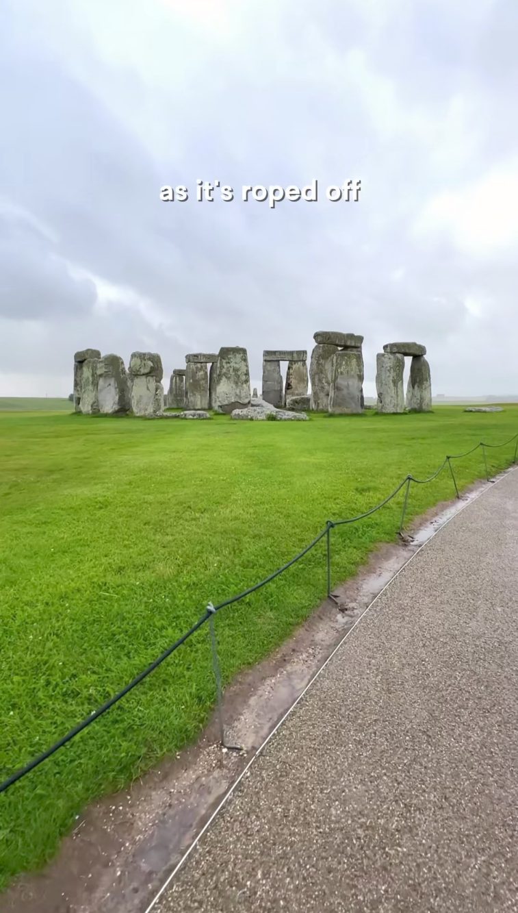 Questa è la vista sulle pietre di Stonehenge per chi non paga il tour 'interno'. Credits: jessicaxviane - Instagram