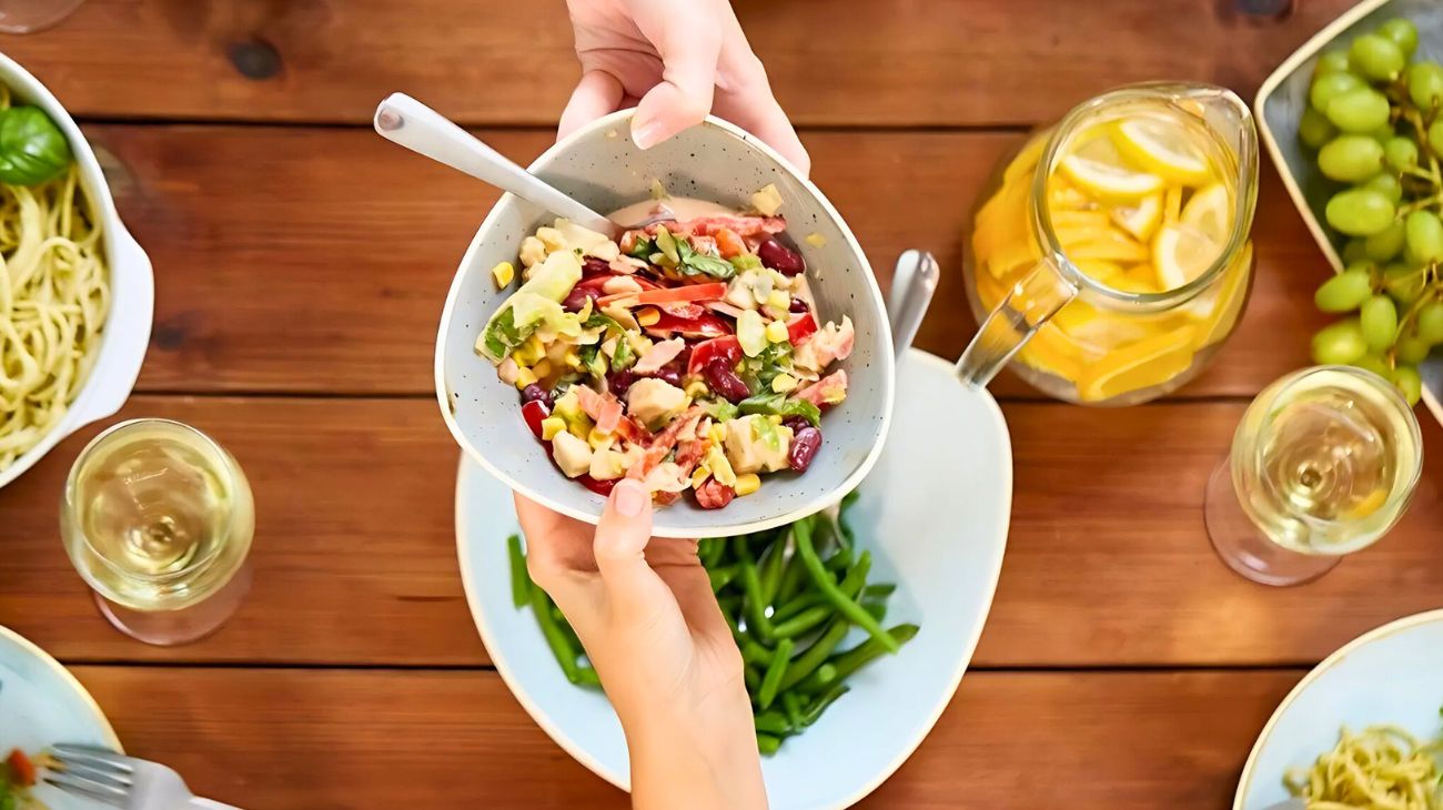 Assaggiare piatti a tavola