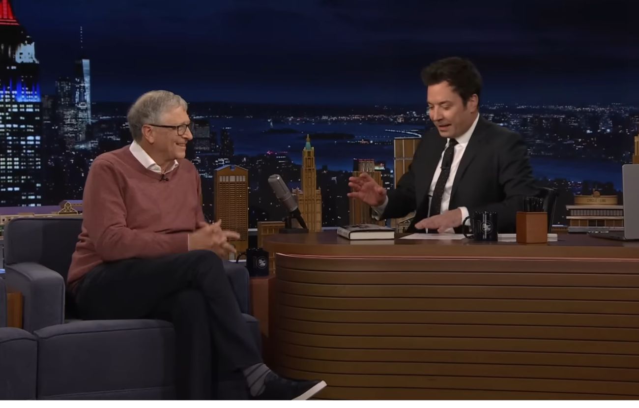 Bill Gates è stato ospite al The Tonight Show Starring Jimmy Fallon e ha parlato del mondo del lavoro e l'impatto dell'Intelligenza Artificiale, presente e futuro.