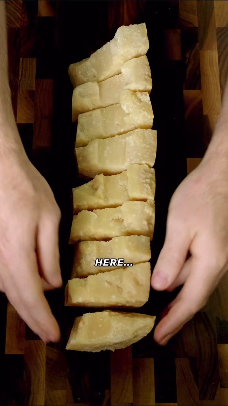 Lo chef ha tagliato 10 pezzi di Parmigiano Reggiano e ogni settimana li ha assaggiati per capire se fossero ancora in un buono stato di conservazione.