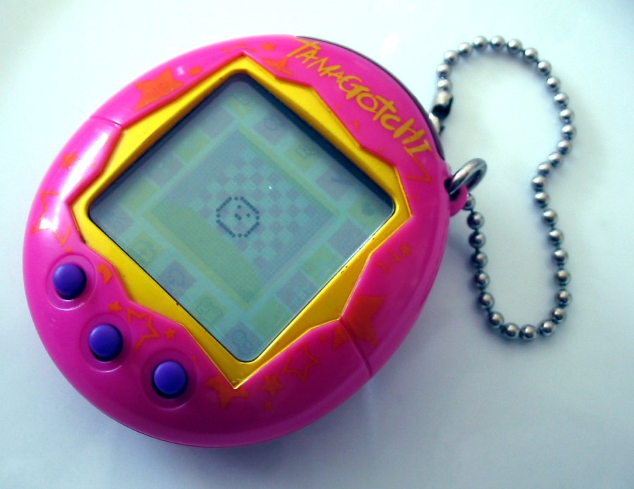 Un Tamagotchi. Di Tomasz Sienicki [user: tsca, mail: tomasz.sienicki at gmail.com] - Opera propria, CC BY-SA 3.0, https://commons.wikimedia.org/w/index.php?curid=2169298