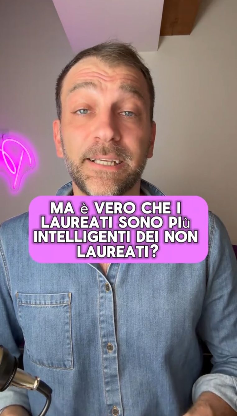 Andrea Passador ha pubblicato un video sulla differenza di intelligenza tra laureati e non laureati italiani.