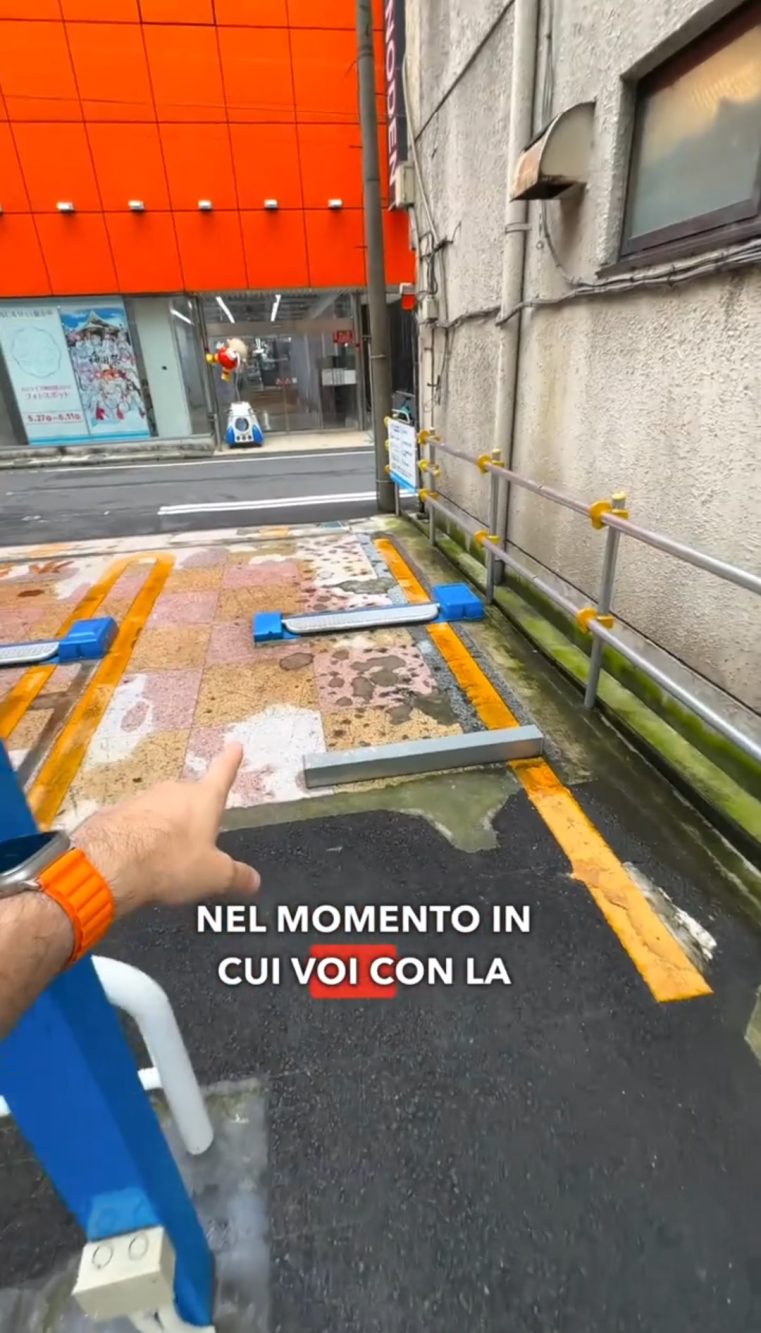 In Giappone in quasi tutti i parcheggi c'è un sistema che blocca l'auto e che si sblocca solo dopo aver effettuato il pagamento.