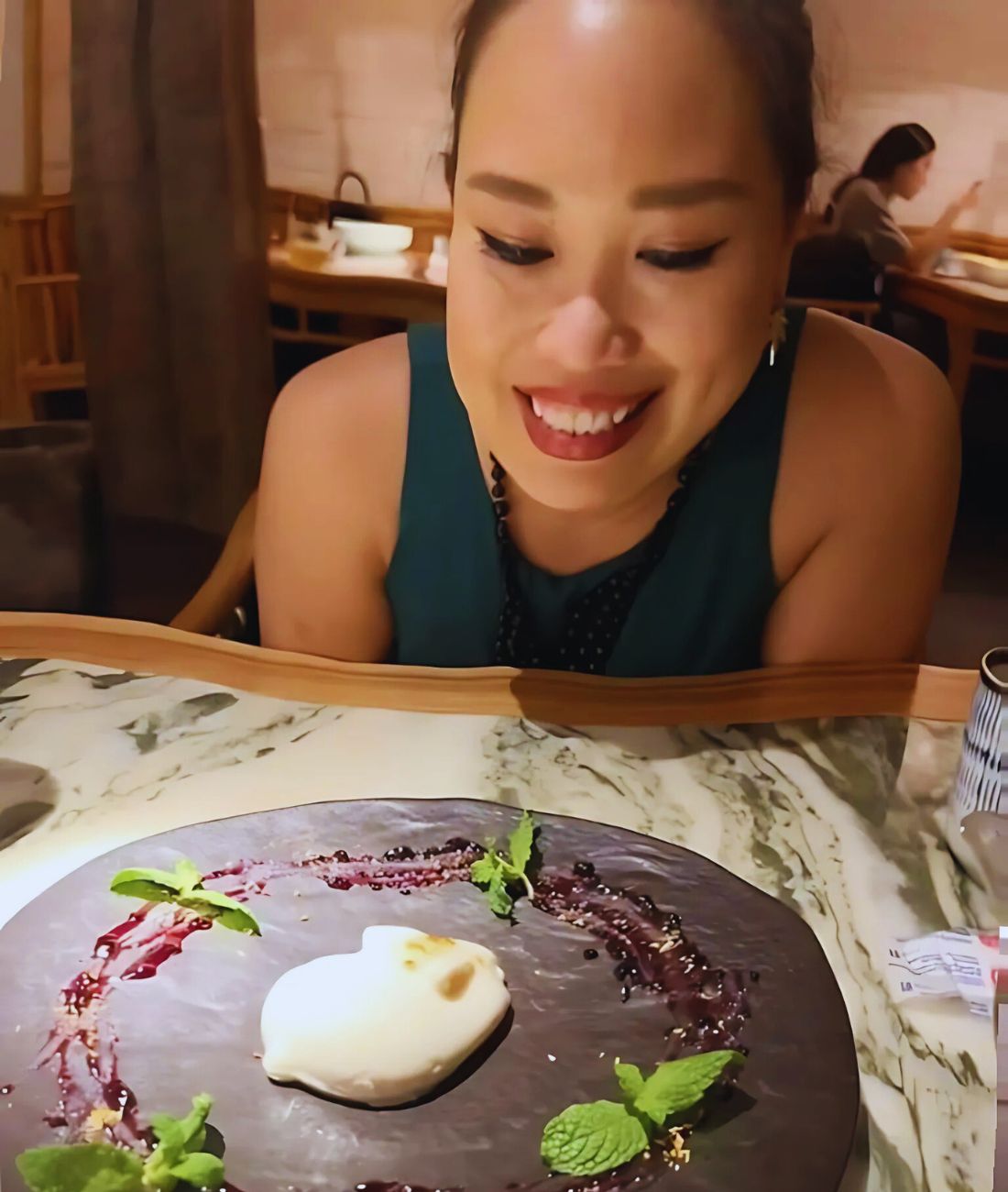 La donna che è andata in pensione a 43 anni in uno scatto recente.