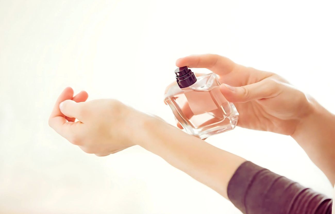 Sebbene in molti lo facciano, strofinare i polsi dopo aver spruzzato il profumo è sbagliato.