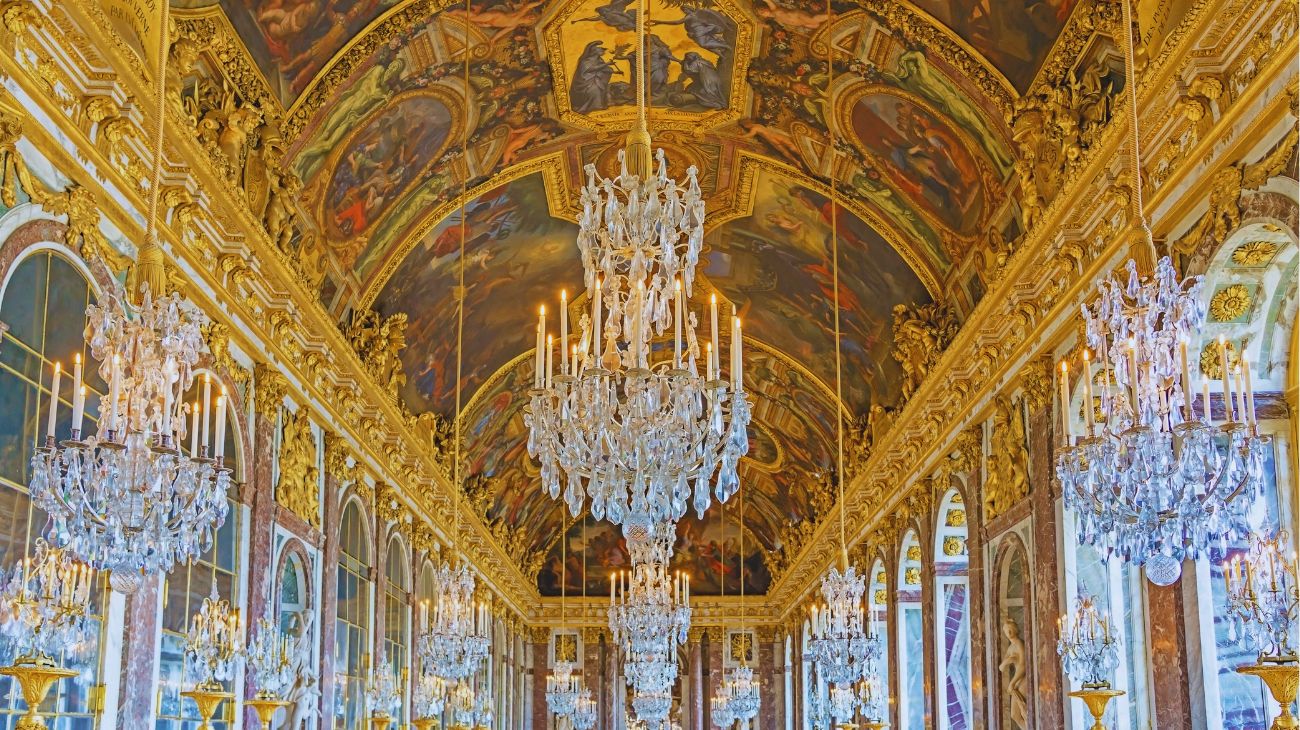 Gli iconici lampadari della Reggia di Versailles, ultimamente più affollata che mai.