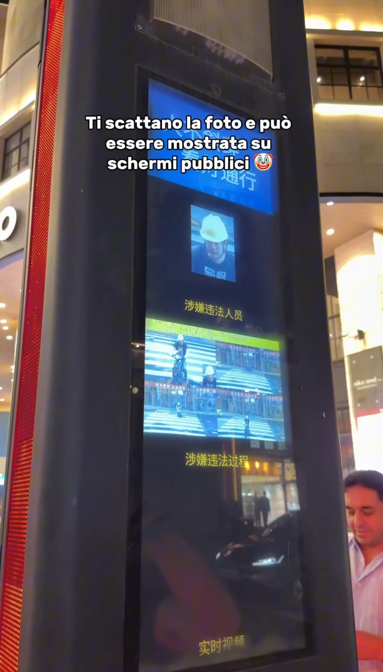 In Cina, quando qualcuno viola le regole, spesso si ritrova su pubblici schermi con frasi di ludibrio