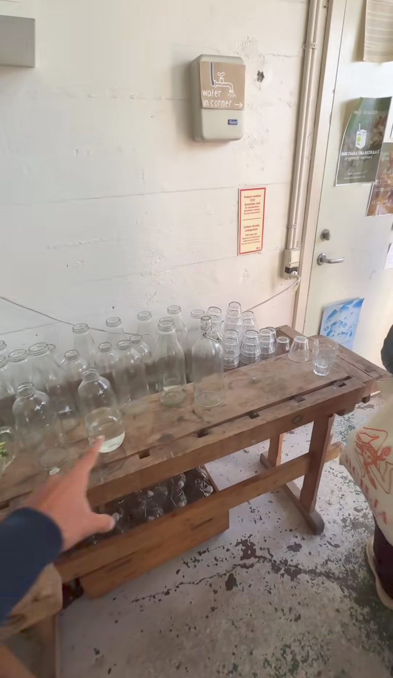 L'acqua è gratis e il locale dà bottiglie e bicchieri ai propri clienti.