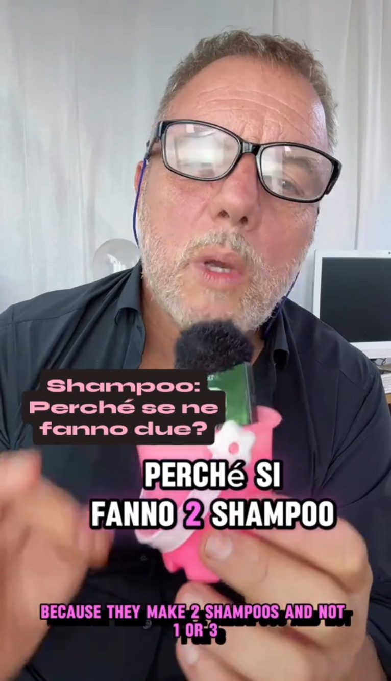 L'utente TikTok @parrucchierefuoriluogo ha spiegato perché si fanno sempre due shampoo e mai uno solo.