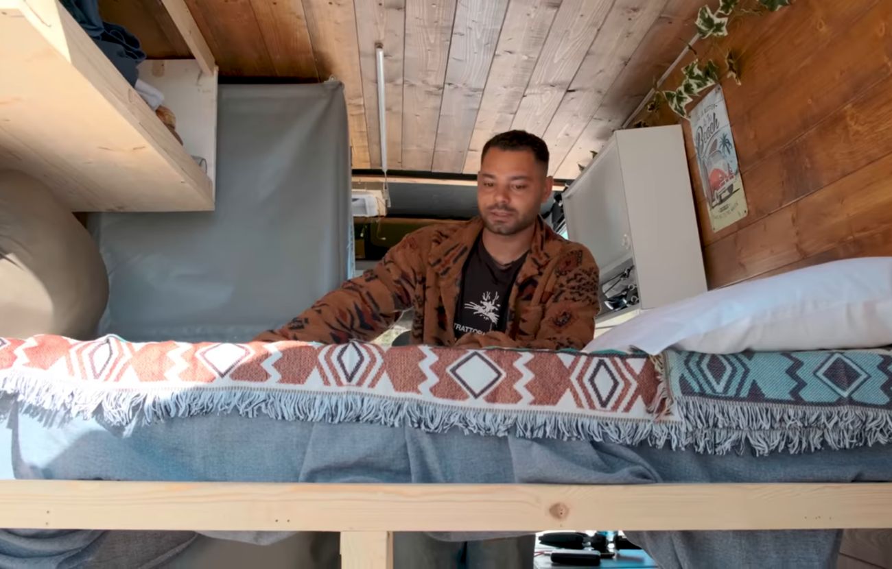 Il letto di Roman, il giovane italiano che vive con 100€ al mese. Credits: Natalino Stasi - YouTube