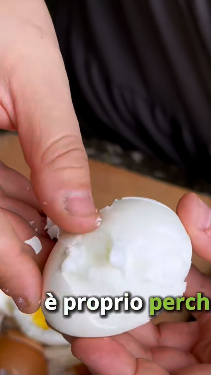 Se l'uovo è difficile da sbucciare, vuol dire che è molto fresco, dunque tutt'altro che un difetto