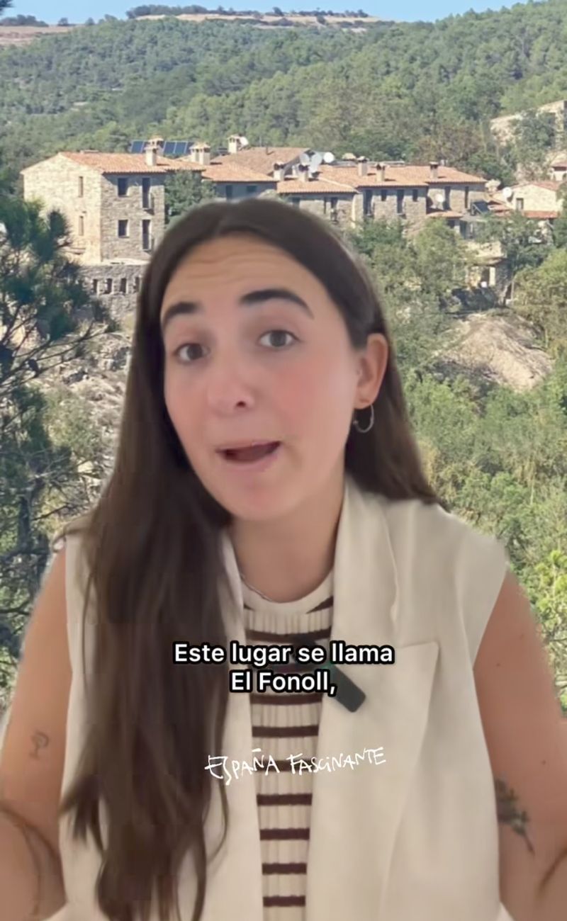 La pagina espana_es_fascinante ha dedicato un video a questo angolo di Catalogna dove la regola è girare senza vestiti, non il contrario.