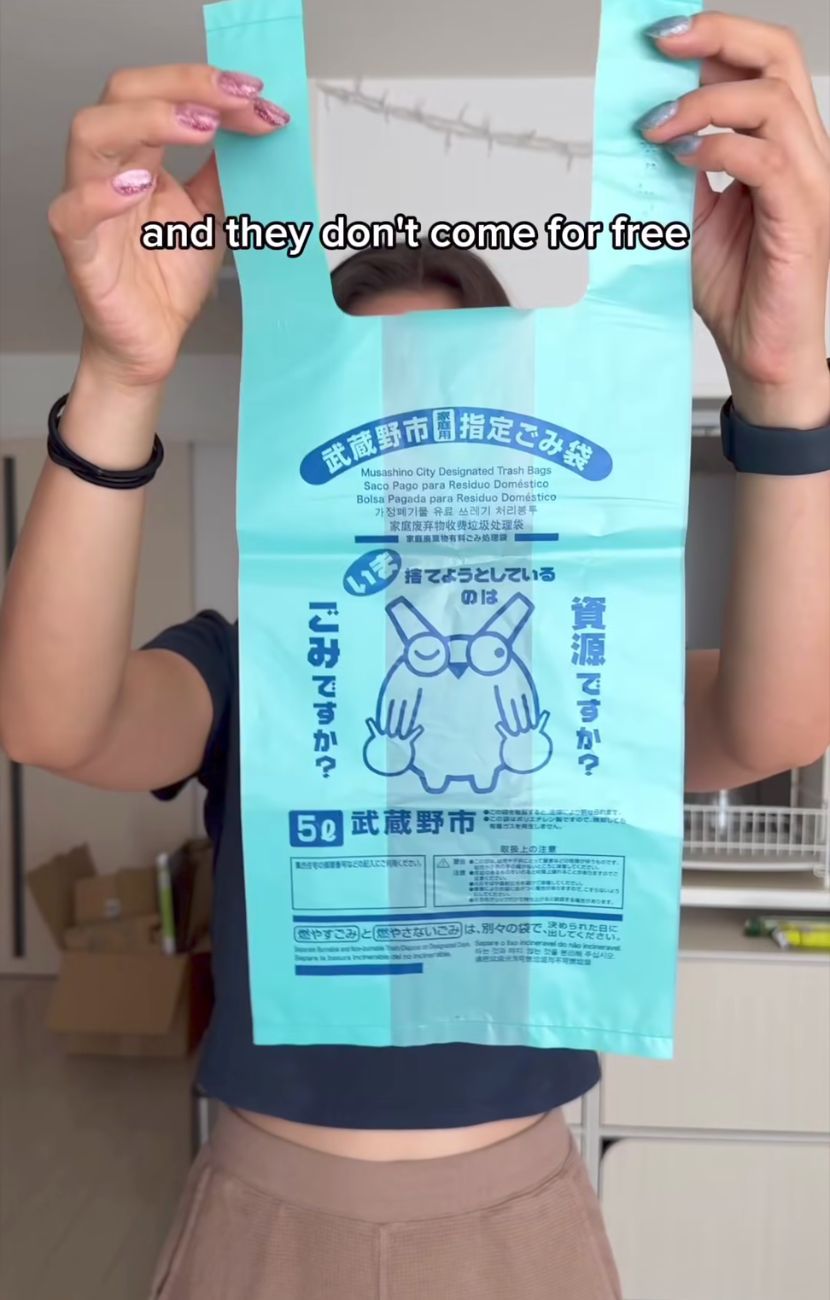 Dove vive @whatthepato, i rifiuti possono essere smaltiti solo usando questa busta. I rifiuti messi in sacchetti diversi non saranno prelevati.