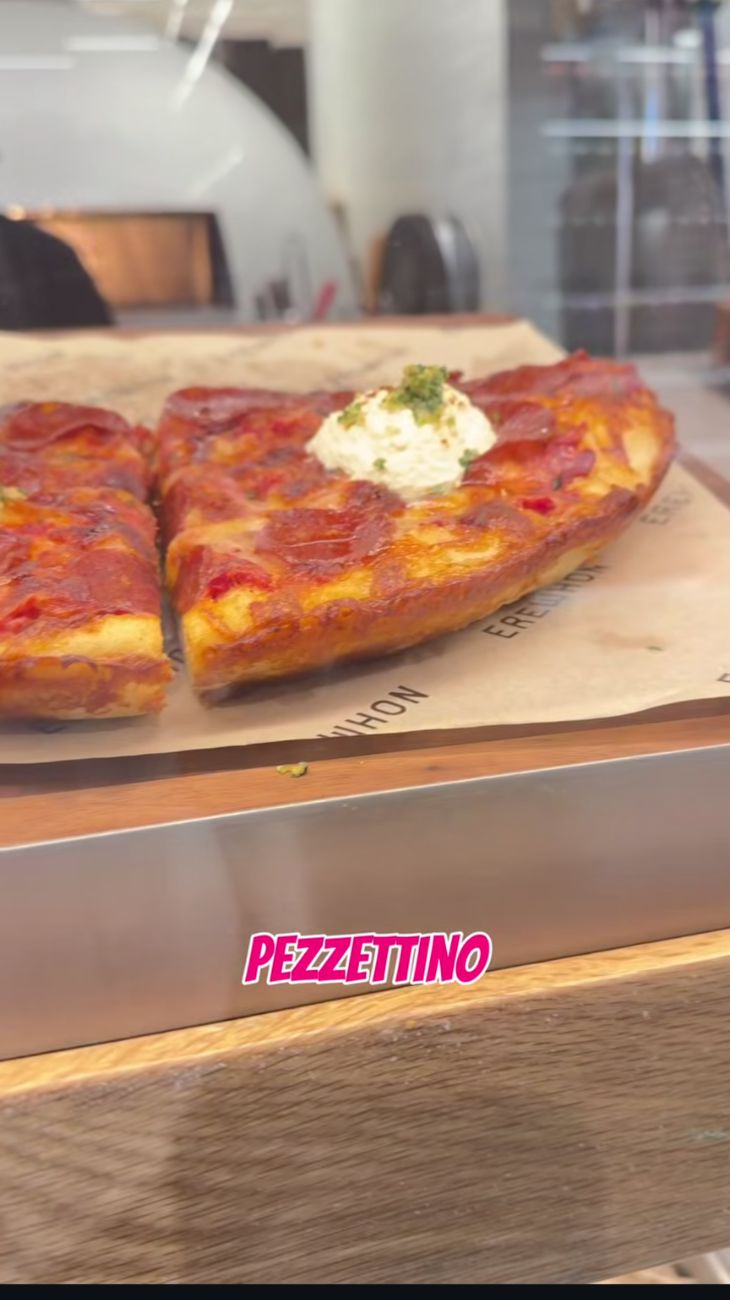 Questo pezzo di pizza costa circa 10€ nel supermercato per ricchi di Los Angeles.