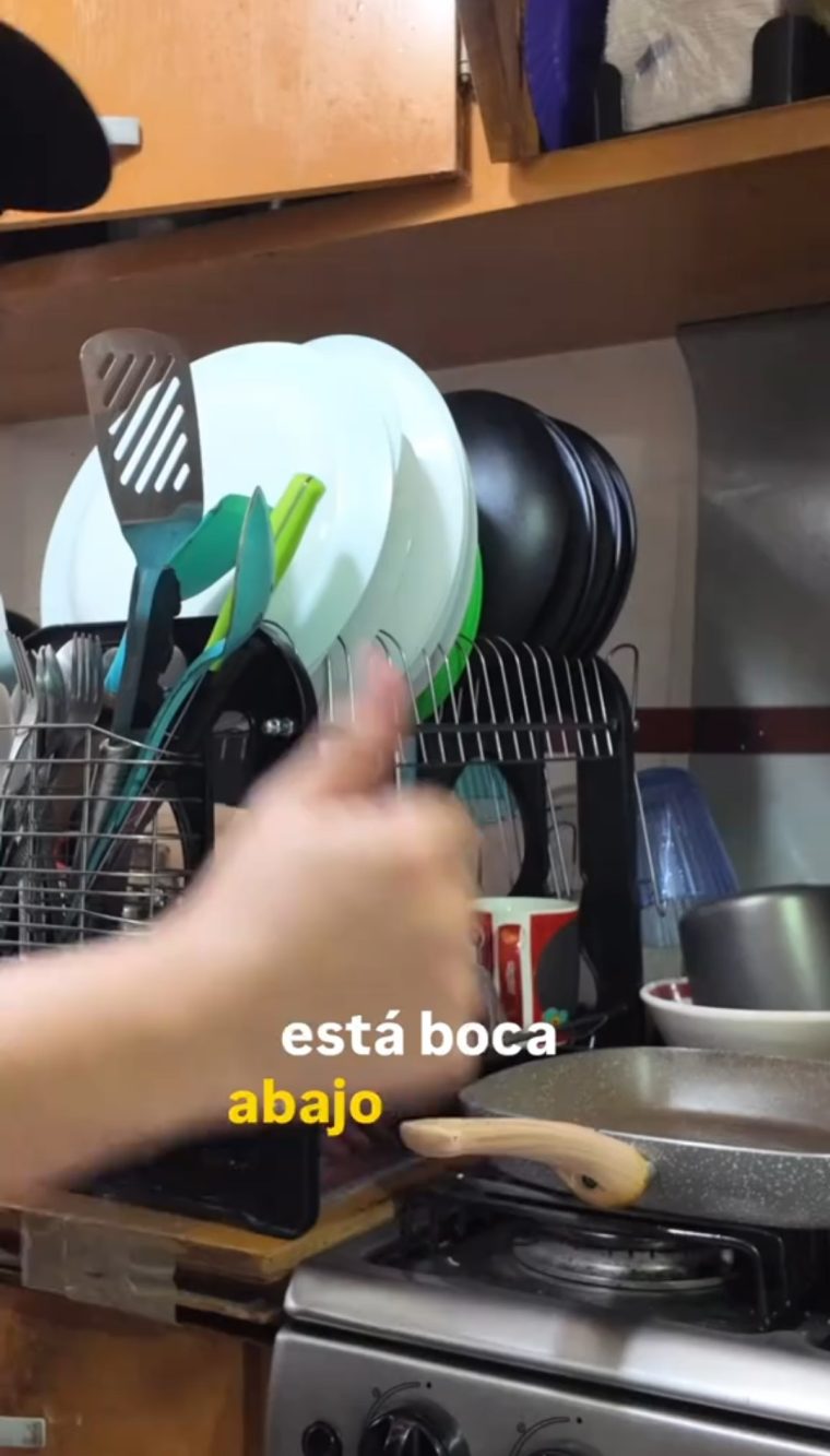 Se si ha uno strumento del genere, a due 'piani', va più che bene asciugare il bicchiere a testa in giù