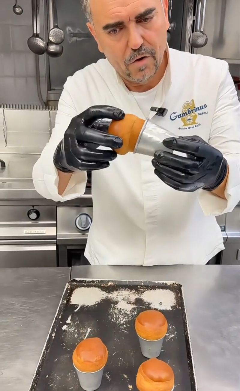 Il pasticcere del Gambrinus mostra gli stampini dei babà (prima di essere bagnati)