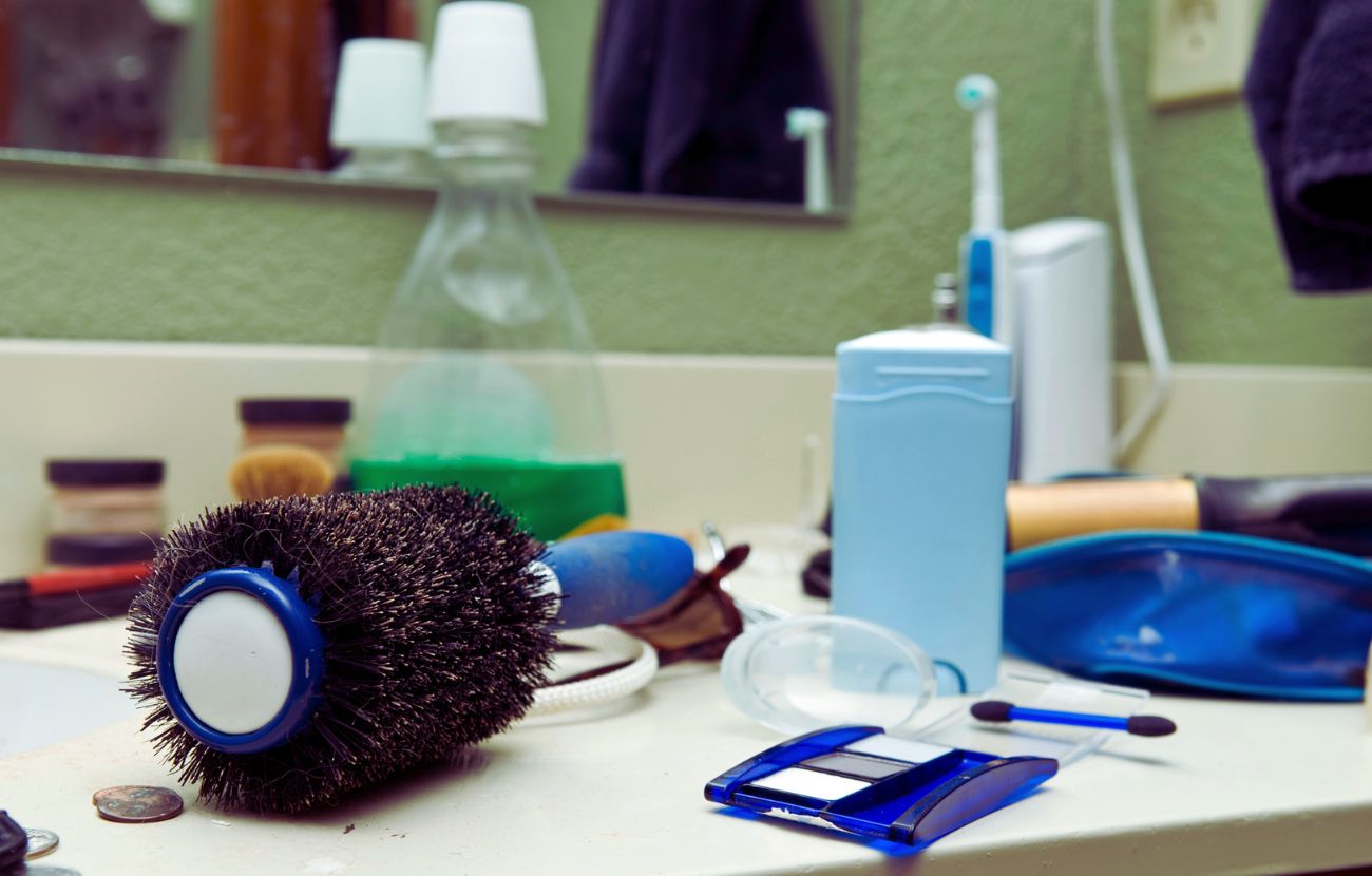 Come altri ambienti della casa, un bagno disordinato può essere visto come parte di un "caos organizzato".