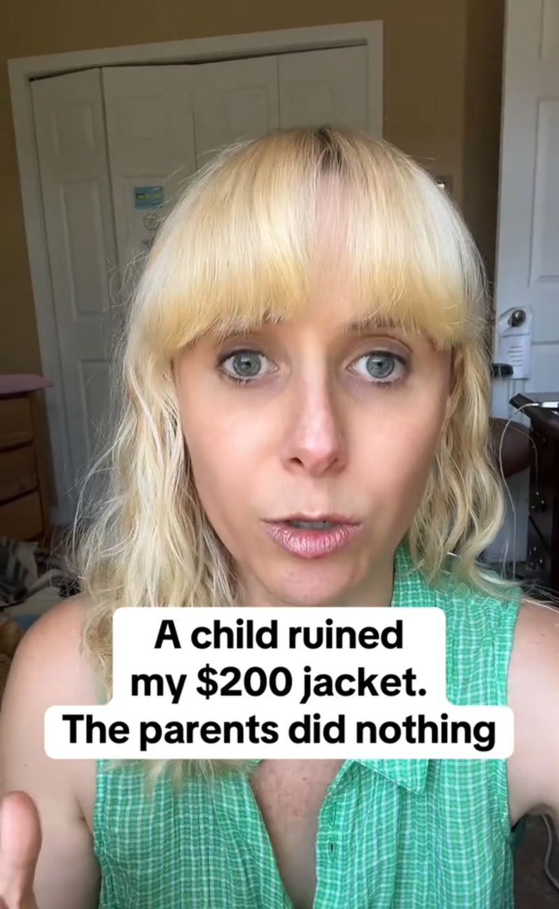 L'attrice 36enne senza figli si è lamentata di come un bambino abbia rovinato la sua giacca da 200$ e i genitori non se ne siano minimamente preoccupati.
