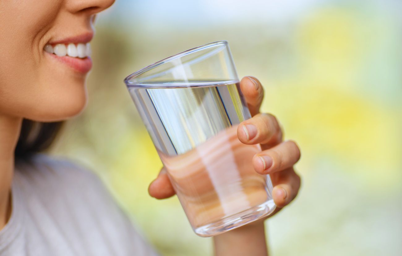 Bere solo acqua non fa male, ma limita l'assunzione di alcuni nutrienti importanti