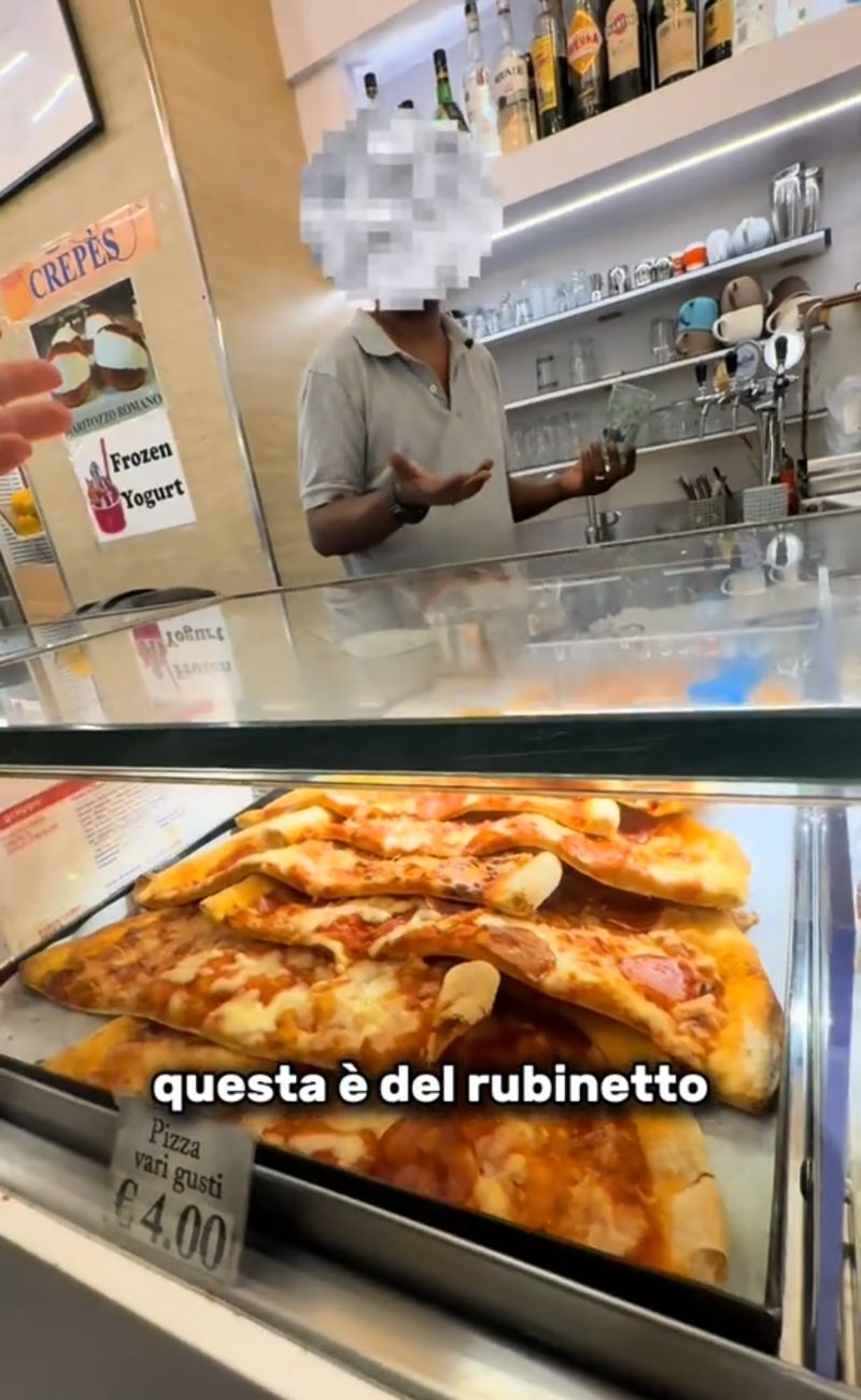 Un barista gli ha spiegato che è acqua del rubinetto e, pertanto, non deve pagarla.