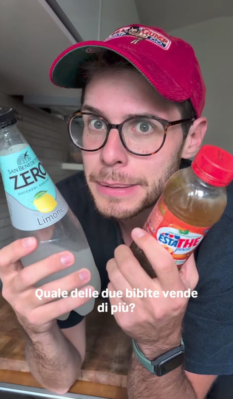 Due bottiglie, due tappi diversi. Non è un caso che una bevanda sia frizzante e l'altra no.