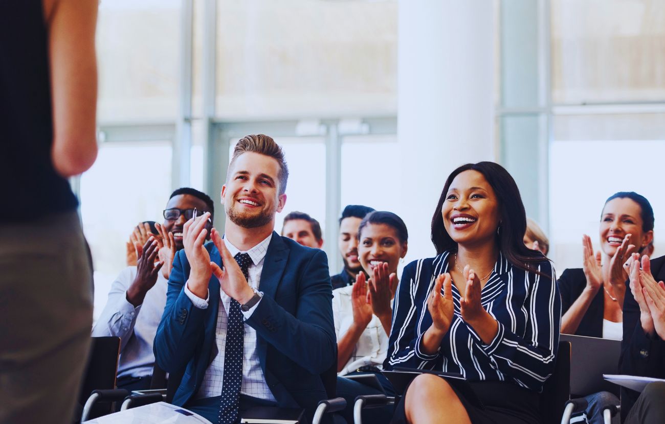 Celebrare i successi altrui ti rende più attraente, secondo la psicologia.